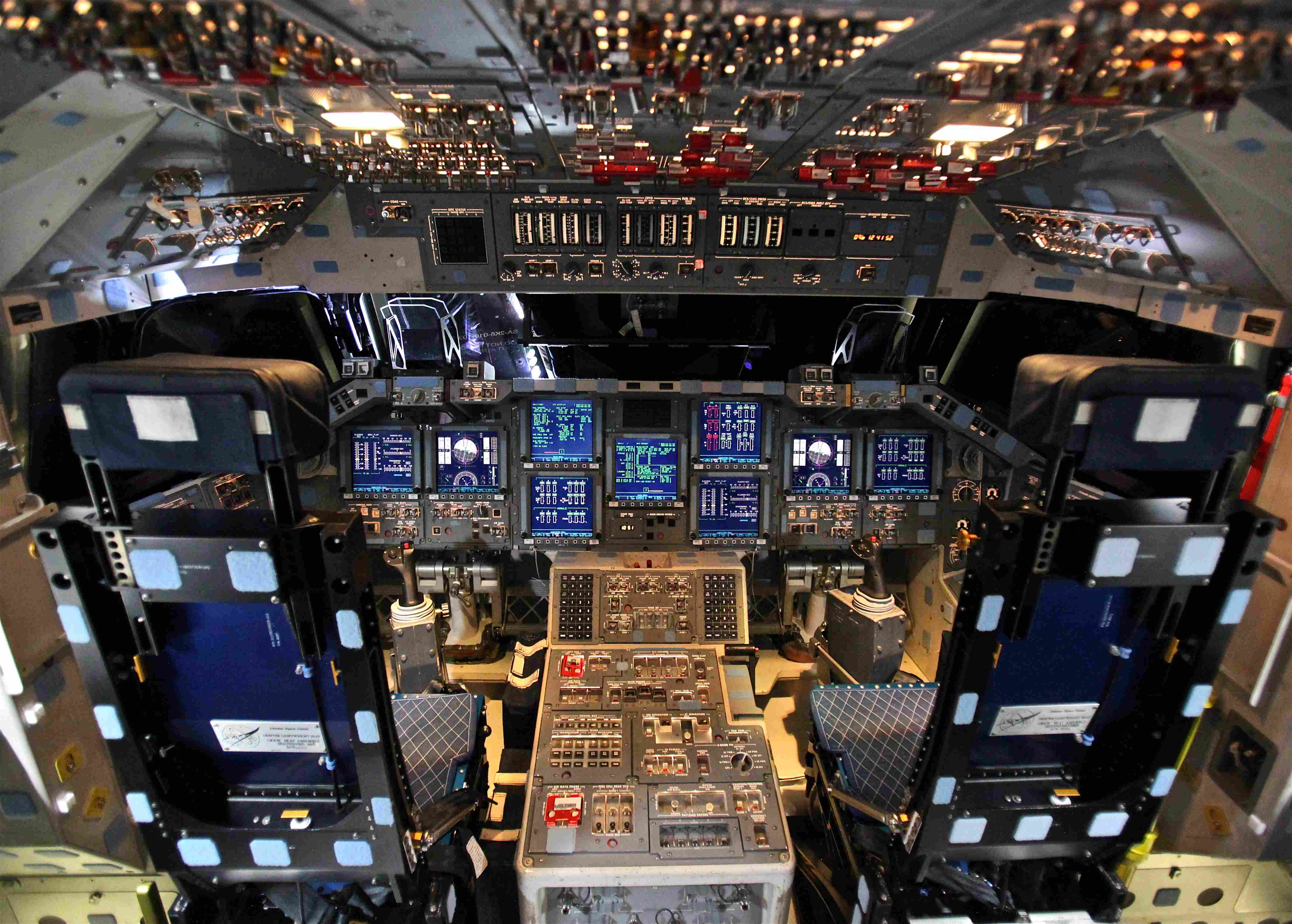 Images Wikimedia Commons/16 Steve Jurvetson Space_Shuttle_Endeavour's_Control_Panels.jpg